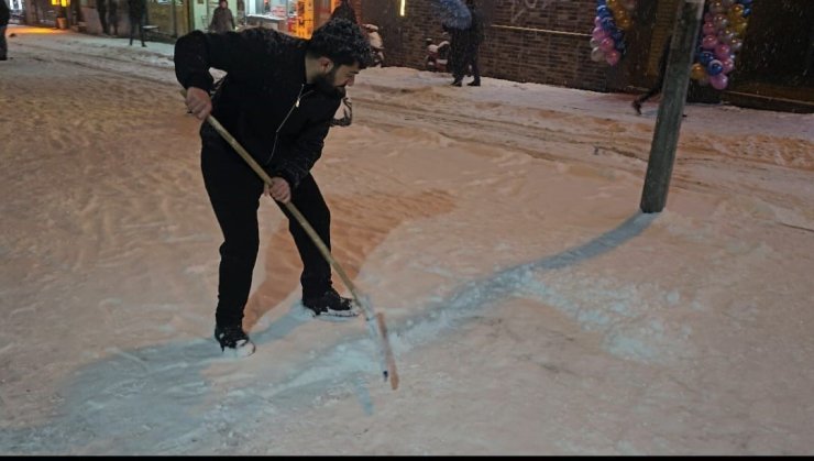 Elazığ’da esnafın karla mücadelesi
