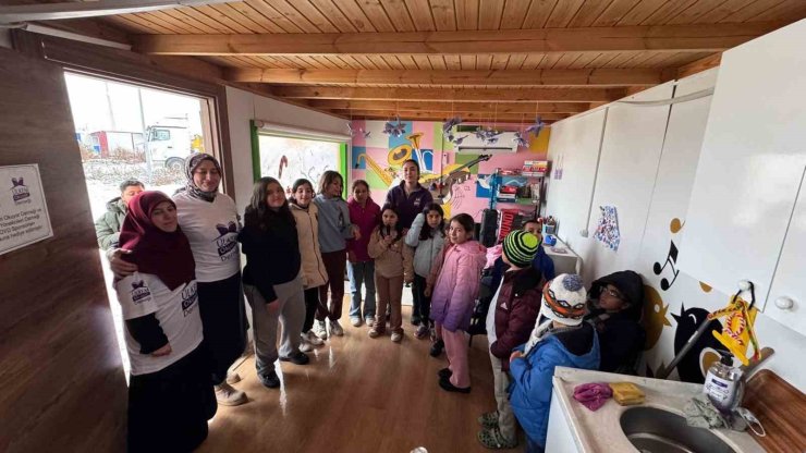 Türkiye’nin dört bir yanından gönderilen yılbaşı ikramlıkları öğrencilere ulaştırıldı