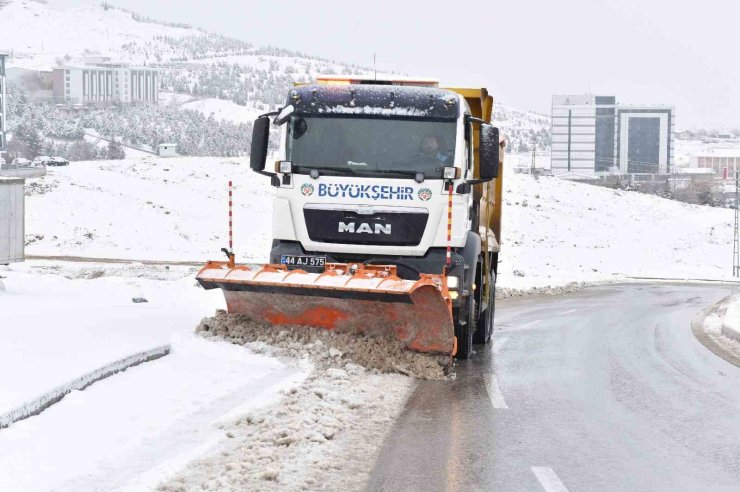 Malatya’da karla mücadele sürüyor