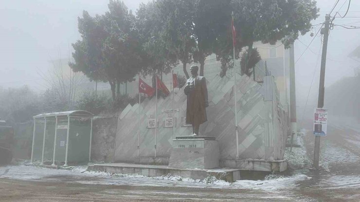 Sındırgı’nın yüksek kesimlerinde kar ve buzlanma etkisini artırdı