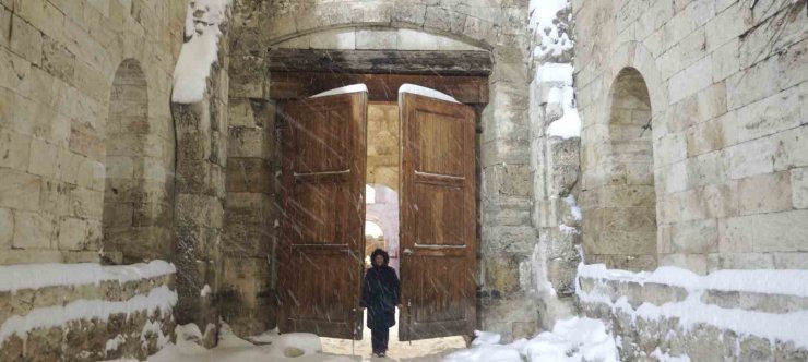 Tarihi meydan "beyaz gelinliğini" giydi