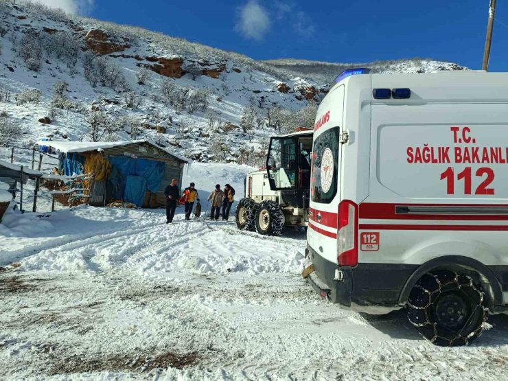 Karla kapanan yollar aşıldı, 2 hasta sağlık ekiplerince hastaneye ulaştırıldı