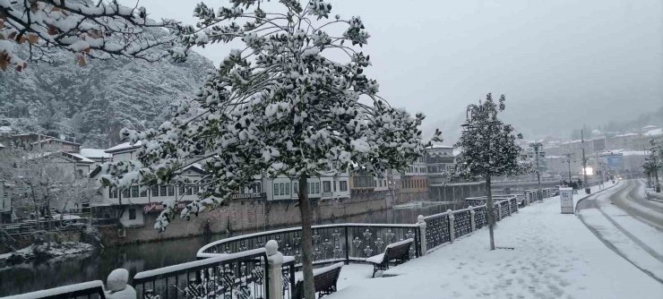 Amasya yeni yıla karla girdi, şehir beyaza büründü