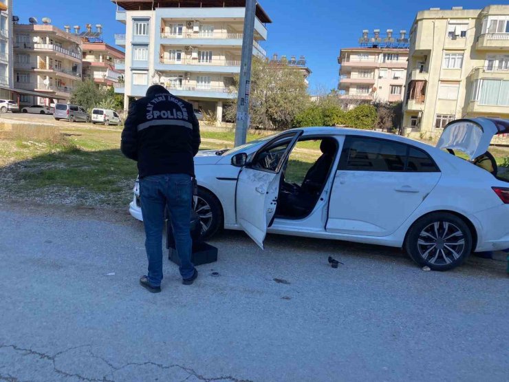 Antalya’da seyir halindeki otomobile silahlı saldırı: 1 yaralı