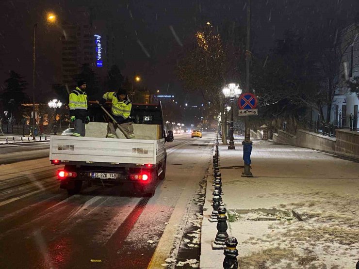 Ankara yeni yıla kar yağışı ile girdi