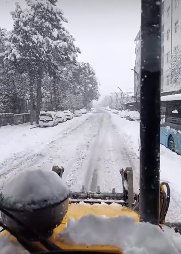 Çermik’te karla mücadele devam ediyor