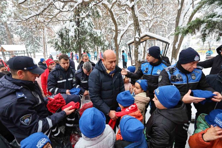 Gaziantep Büyükşehir Belediyesi, çocukların kar sevincine hediyelerle ortak oldu