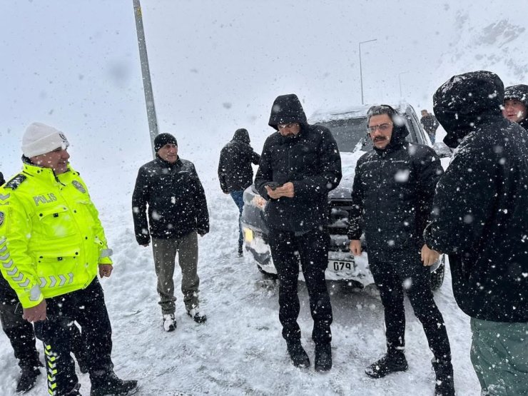 Vali Çelik’ten çığ uyarısı: "Zorunlu olmadıkça dışarı çıkmayın"
