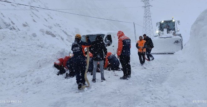 Hakkari’de çığ altında kalan araçtaki 2 kişi kurtarıldı