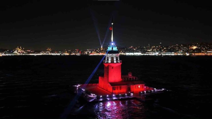 Üsküdar Kız Kulesi’nde yılbaşına özel ışık şovu mest etti