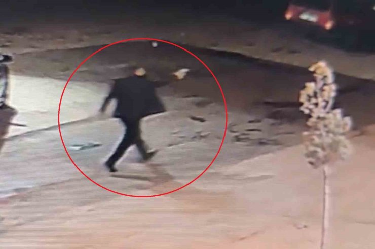 Akrabalar arasında silahlı kavga kamerada: Yeğenini vurdu, ardından kazara kendisini yaraladı