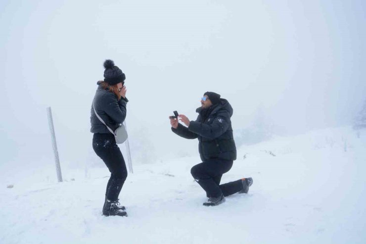 Uludağ’da yılın son ve ilk romantik sürprizleri: Karlar altında iki "Evet"