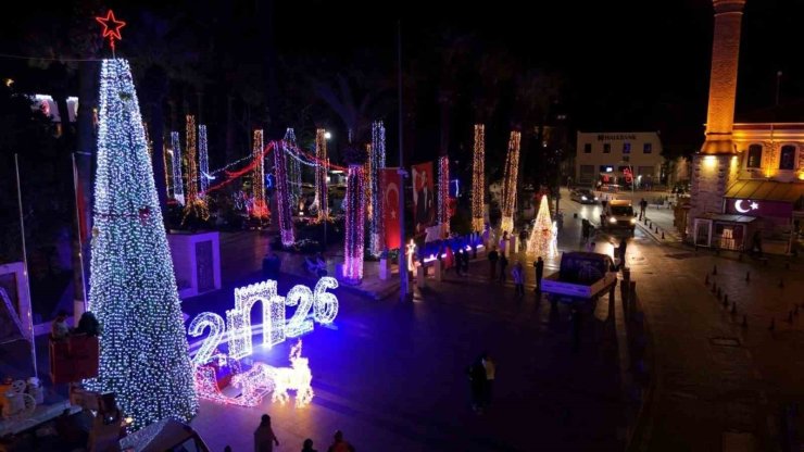 Meydanın ışıltısı fotoğraf karelerine yansıdı