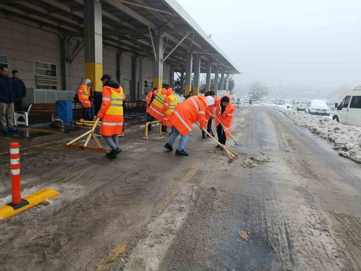 Şanlıurfa’da kar temizliği sürüyor