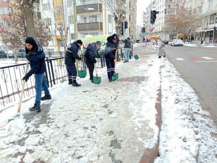Siirt Belediyesinin karla mücadele çalışmaları aralıksız devam ediyor