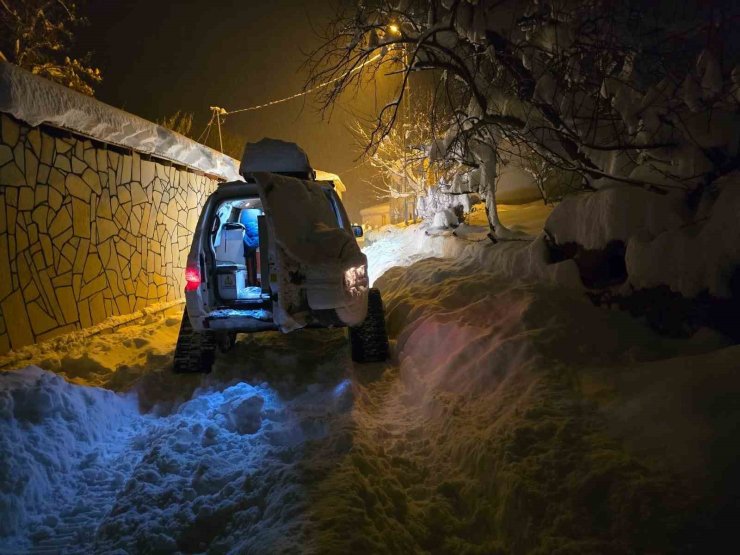 Yoğun kar yağışında UMKE ekipleri hastalara umut oluyor