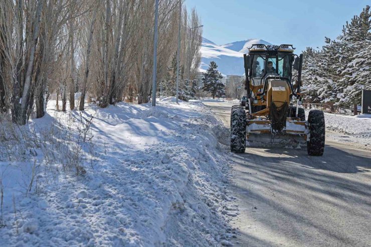 Atatürk Üniversitesi kampüsünde kar temizleme çalışmaları aralıksız sürüyor