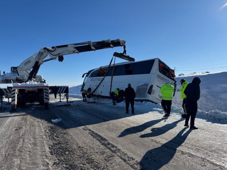 Diyarbakır’da yolcu otobüsü devrildi: 6 yaralı