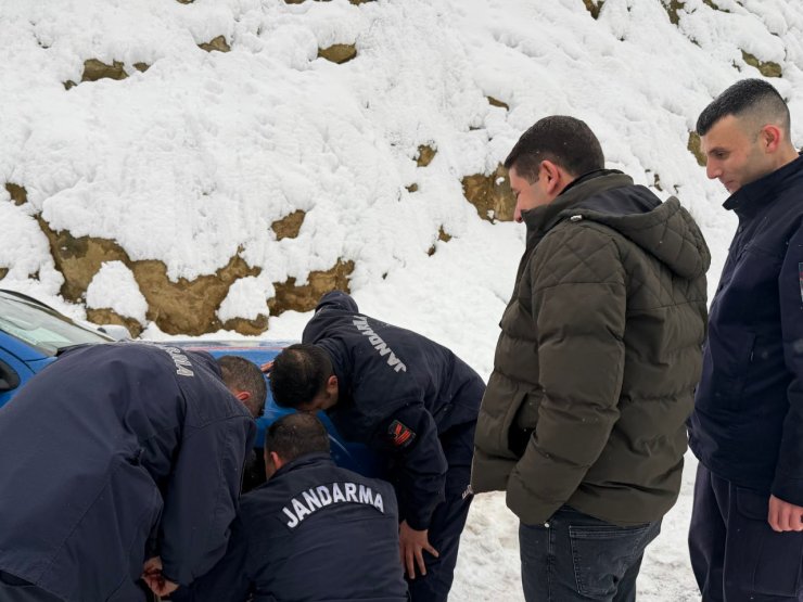 Adana’da karla mücadele: Mahsur kalan araçlar kurtarılırken vatandaşlara da sıcak içecek ikramı yapıldı