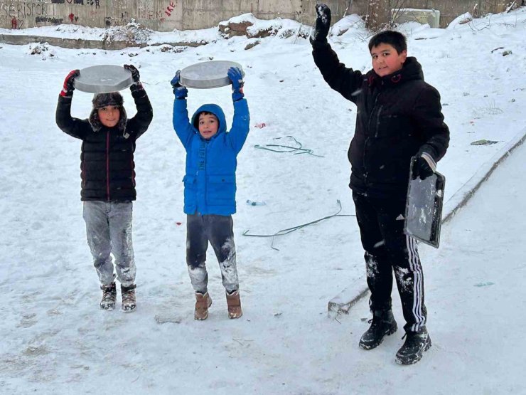 Kayseri’de çocukların kar eğlencesi: Tepsilerle kayak yaptılar
