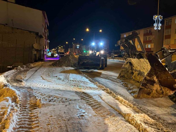 Aşkale’de kar sonrası belediye ekipleri sahadaydı
