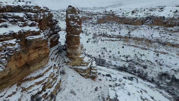 Film ve belgesellerin çekildiği Taşkale köyü kar yağışı sonrası kartpostallık görüntüler oluşturdu