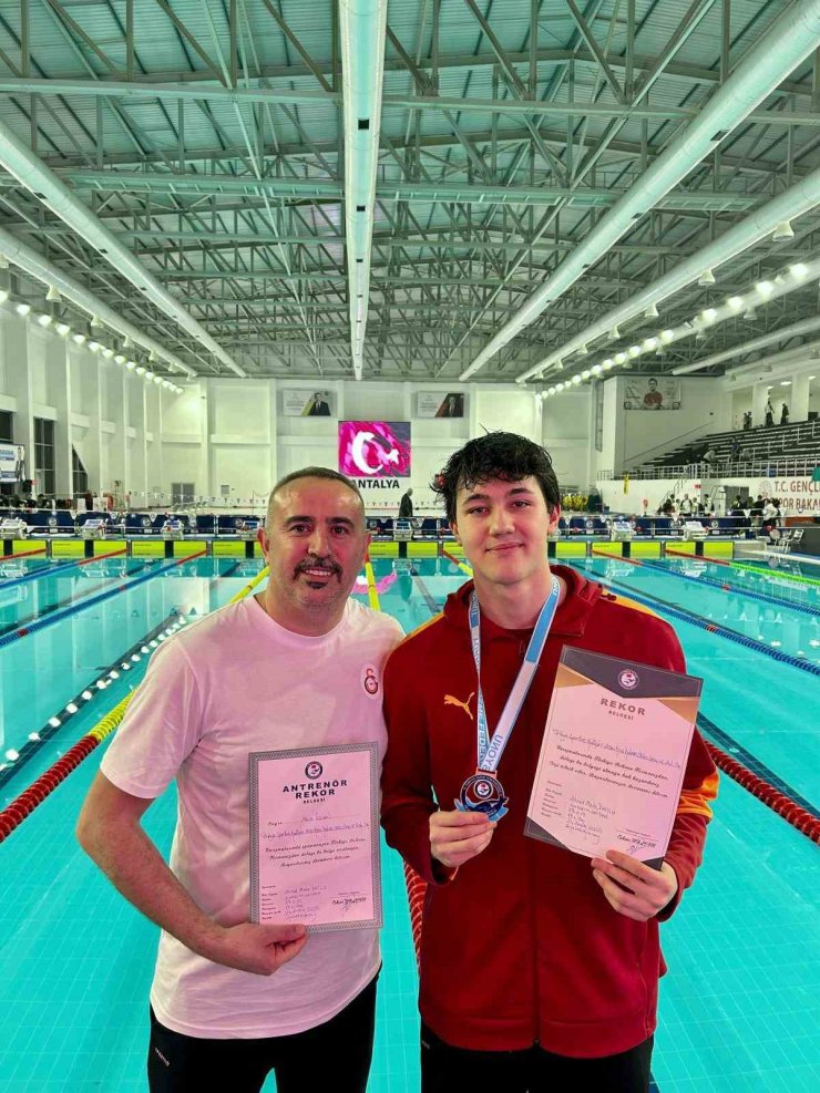 Denizlili sporcu yüzmede üç Türkiye rekoru kırdı