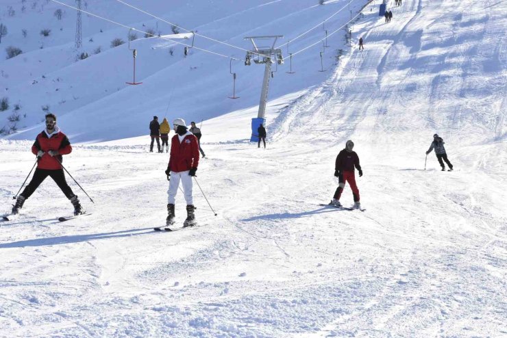 Kar yağışı sonrası Bitlis’te kayak tesislerinde yoğunluk
