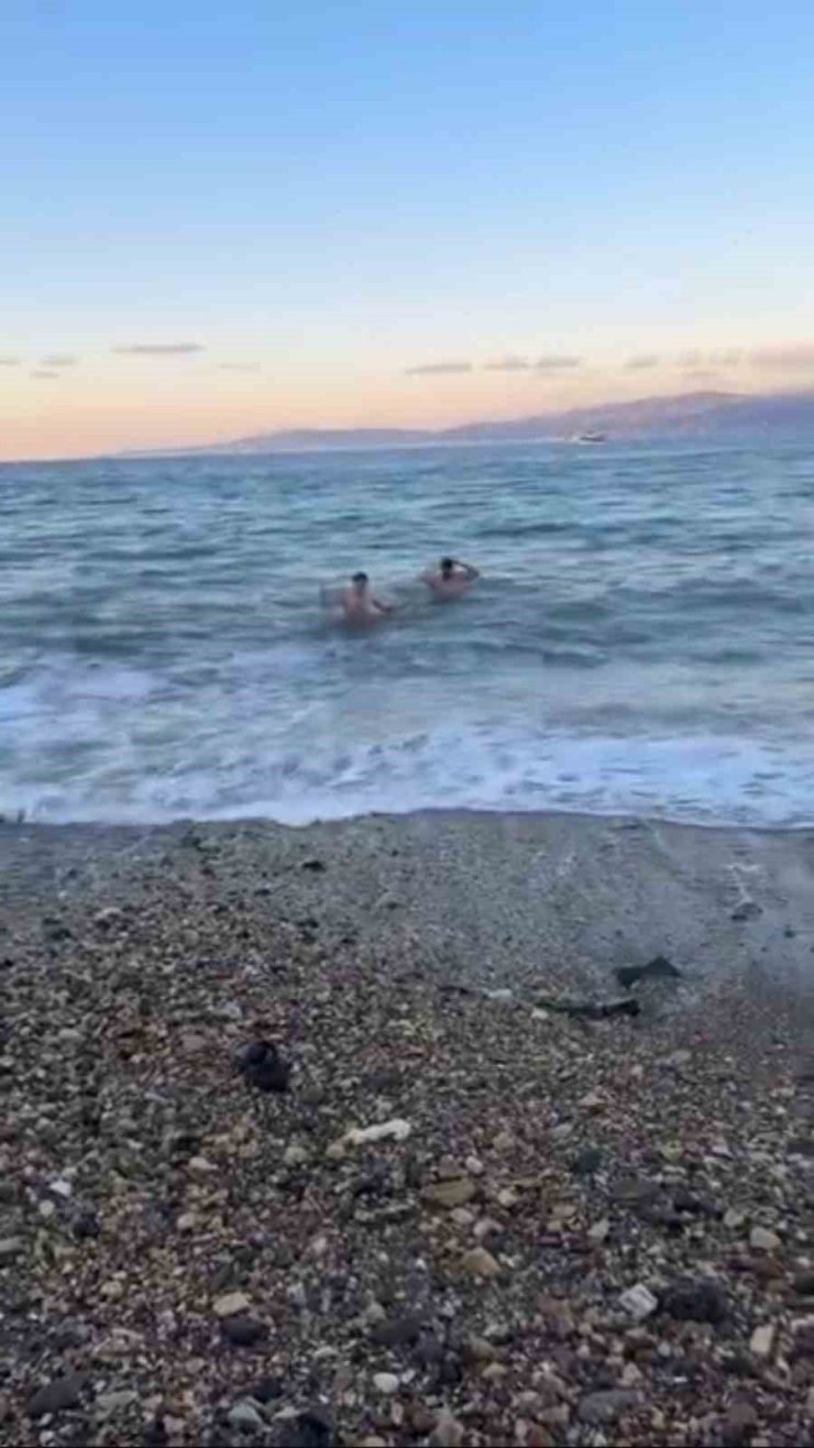 Bursa’da dondurucu soğukta deniz keyfi