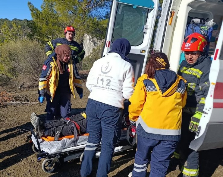 Devrilen traktör sürücüsü itfaiye tarafından kurtarıldı