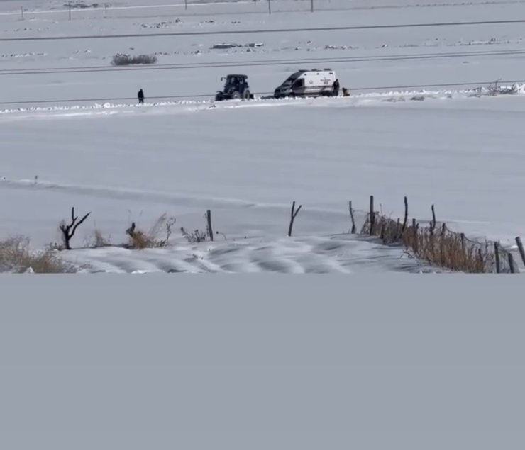 Diyarbakır’da kara saplanan ambulans, köylüler tarafından çıkartıldı