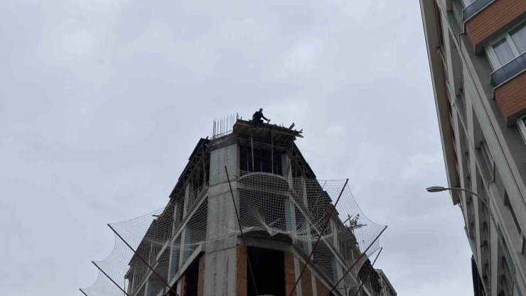 Eskişehir’de panik anları: İnşaatın 8’inci katından atlamaya çalıştı