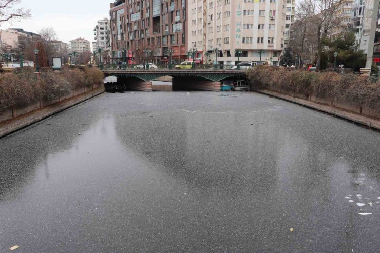 Porsuk Çayı’nın buz tutan yüzeyi çöple kaplanmaya başladı