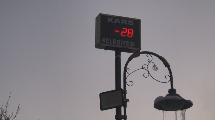 Kars buz tuttu: Termometreler eksi 28’i gösterdi