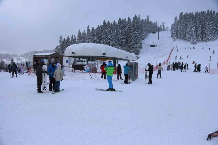 Kar yağışını fırsat bilen kayakçılar, Ilgaz Yurduntepe Kayak Merkezi’ne akın etti