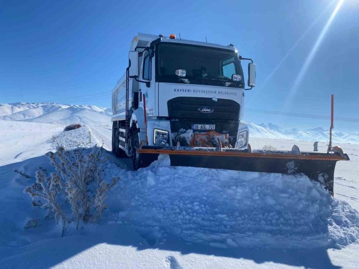 Kırsalda kapalı yol kalmadı: Büyükşehir 266 mahalle yolunu ulaşıma açtı