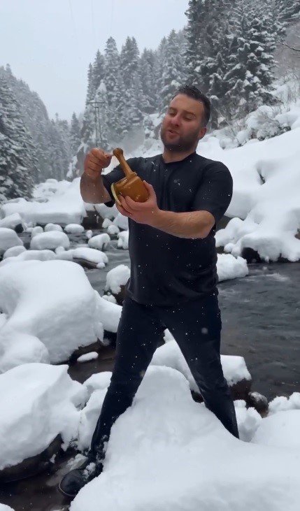 Kar ve soğuğa aldırmadı, ürününü tanıtmak için dereye girdi