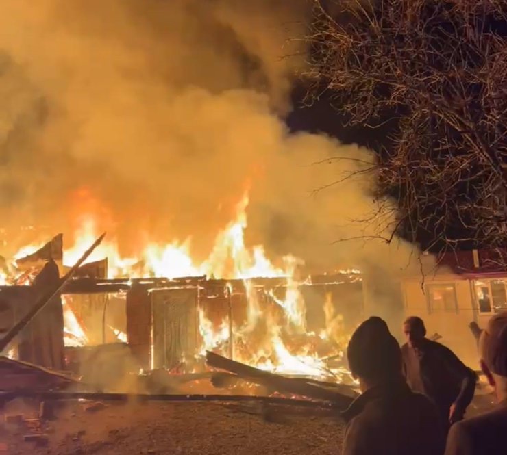 Samsun’da gece yarısı korku dolu anlar: Kırsal mahallede iki ev alevlere teslim oldu