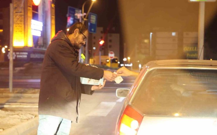 Aksaray’da karayolundaki kavşakta mendil satarak kazanç sağlıyor