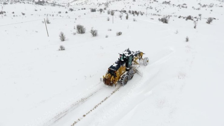 Bayburt’ta kar ve tipiden kapanan 44 köy yolu ulaşıma açıldı