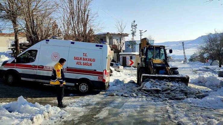 Ekipler ambulansın yolunu açtı, anne ve bebek hastaneye ulaştırıldı