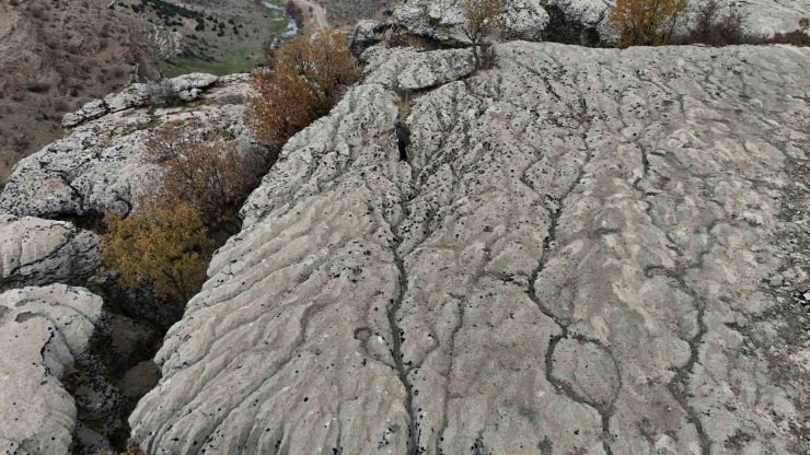 Yaklaşık 20 bin yılın sonunda kimyasal yönden aşınan taşın üzerinde su kollarının minyatürü ortaya çıktı