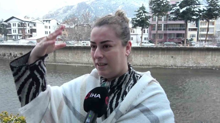 Selfie yapan çifte soğuk şok: Tentedeki karlar üstlerine döküldü