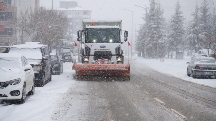 Niğde’de karla mücadele ekiplerinden 24 saat mesai