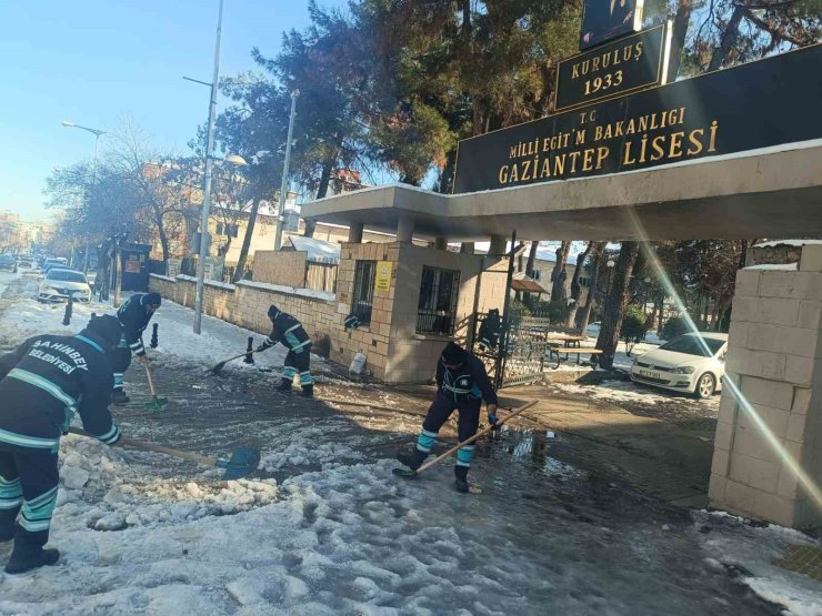 Şahinbey Belediyesi okul etraflarını ve yollarını temizledi