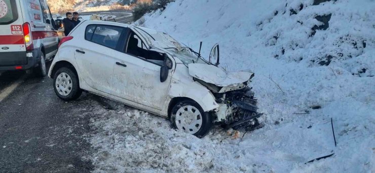 Kayan otomobil, yol kenarındaki araca çarptı