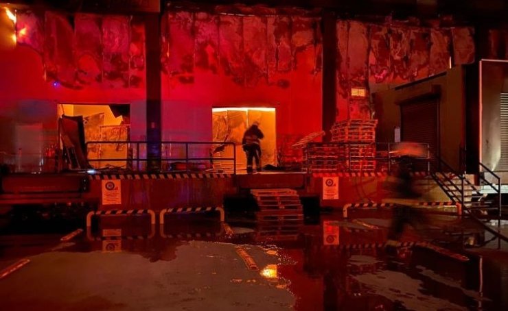 Antalya’da market deposu alev alev yandı, temel gıda alanı küle döndü