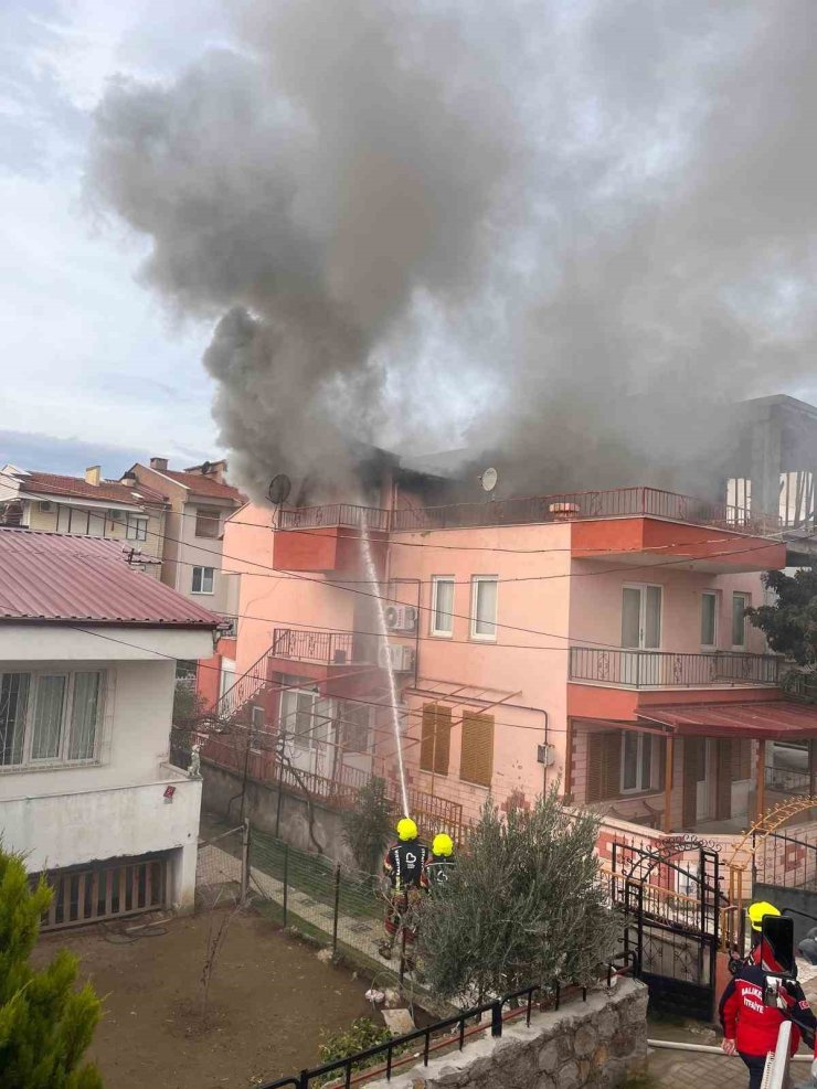 Yaşlı adam alevlerin arasında çıkarıldı