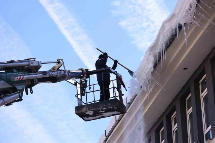 Bingöl’de buz sarkıtları itfaiye ekiplerince temizlendi