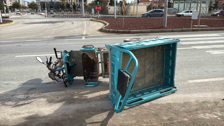 Tırın çarptığı mopette bir kişi öldü, 3 kişi yaralandı